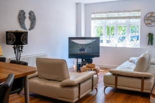 Cleave House - Stylish  Chic 3 Bed House mins from Central London Apartment in Orpington