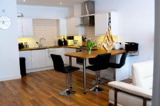 Cleave House - Stylish  Chic 3 Bed House mins from Central London Apartment in Orpington