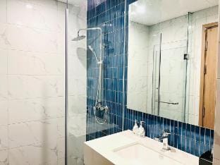 Căn hộ Hạ Long ICON40 – Studio mới & View Biển Apartment in Laos
