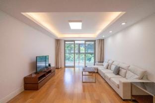 Tyms Elegant 3 Bedroom 2 Bath Close to Metro Apartment in Shanghai
