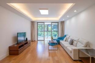 Tyms Stylish 3BR 2BA Apartment Steps from Xujiahui Apartment in Shanghai