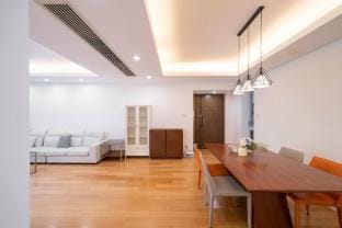 Tyms Stylish 3BR 2BA Apartment Steps from Xujiahui Apartment in Shanghai
