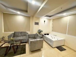 High Rise Lavish Room with Jacuzzi in Zirakpur Apartment in Punjab, India