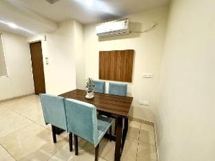 High Rise Lavish Room with Jacuzzi in Zirakpur Apartment in Punjab, India