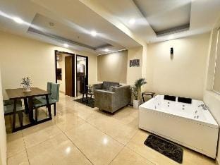 High Rise Lavish Room with Jacuzzi in Zirakpur Apartment in Punjab, India