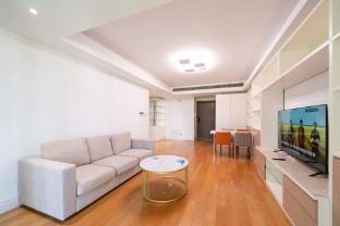 Tyms Bright 1 Bedroom 1 Living Apartment Xujiahui Apartment in Shanghai