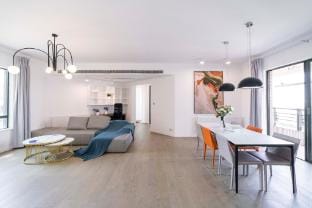 Tyms Elegant 4BR Family Residence Novel Apartment in Shanghai
