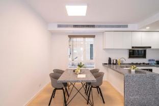 Tyms Stylish 3BR 2BA Apartment Novel Garden Steps Apartment in Shanghai