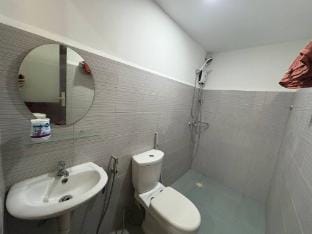 Near Mactan International airport Condo with Private Entrance and Shared Pool Apartment in Lapu-Lapu City