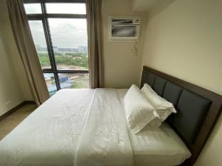Bright Condo 2 mins to Okada near MOA-6H Apartment in Pasay