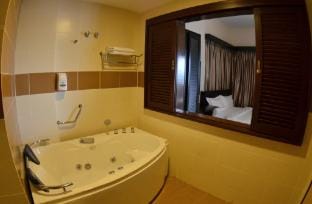 Bayou Lagoon Waterpark Free 2 Entry by Adara Luxe Apartment in Malacca