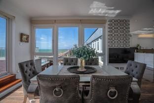 Penthouse-Sea View-Balcony-Free Spa-Sauna-Pool-Gym Apartment in Hove