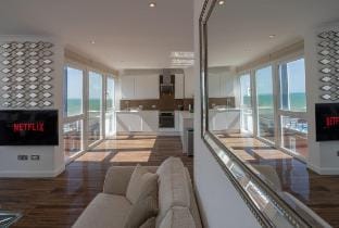 Penthouse-Sea View-Balcony-Free Spa-Sauna-Pool-Gym Apartment in Hove