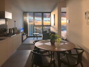 Southbank 2BR High City Views enjoy Wine, Gym, Pool, Wifi Apartment in Southbank