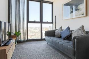 Southbank 2BR High City Views enjoy Wine, Gym, Pool, Wifi Apartment in Southbank