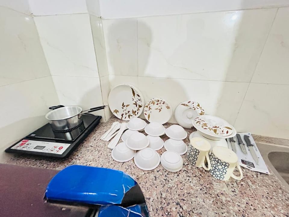 The Comfort Corner Inn: Room & Kitchen in Delhi Hotel in New Delhi