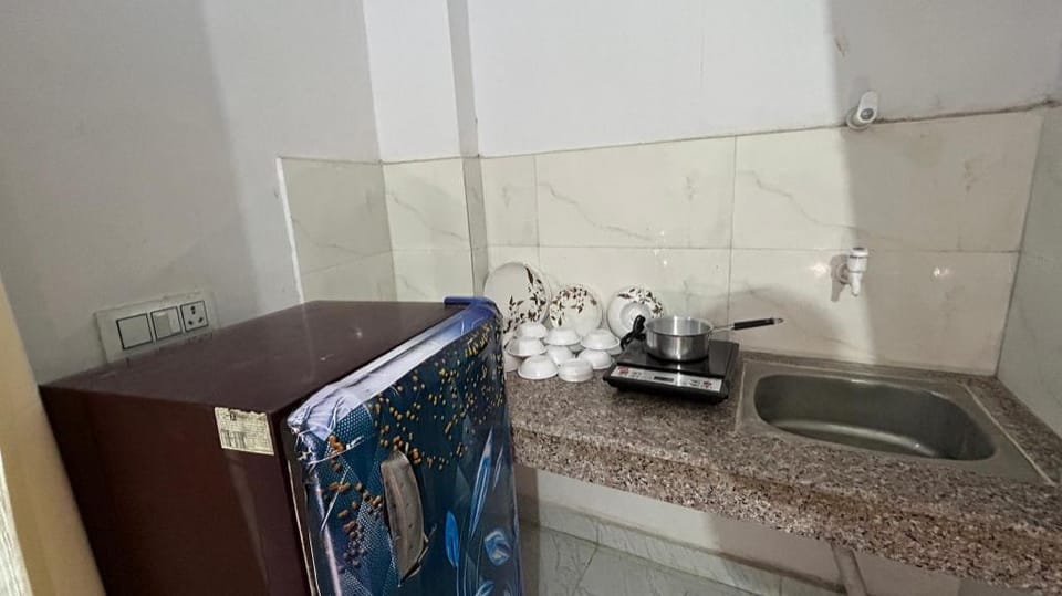 The Comfort Corner Inn: Room & Kitchen in Delhi Hotel in New Delhi