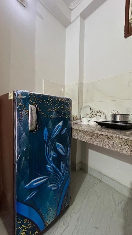 The Comfort Corner Inn: Room & Kitchen in Delhi Hotel in New Delhi