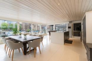 Elegant houseboat with sauna amenities Docked boat in London Borough of Southwark