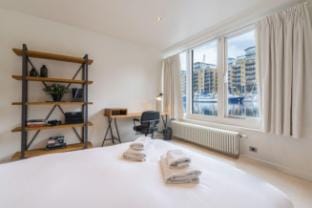 Elegant houseboat with sauna amenities Docked boat in London Borough of Southwark