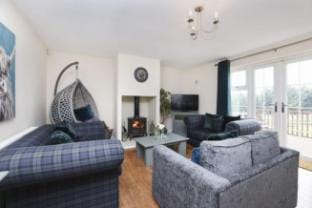 Greenknowes Lodge with Hot Tub & Stove Country House in Scotland