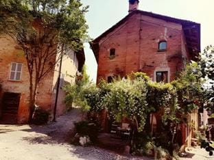 Cà Borgo Vecchio: i girasoli Vacation rental in Piedmont