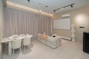 Modern Creamy French •UrbanSuite Vacation rental in George Town