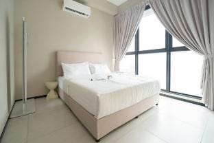 Modern Creamy French •UrbanSuite Vacation rental in George Town