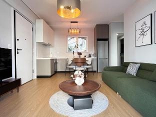 Modern Apt next to Syygrou-Fix Metro station Vacation rental in Athens