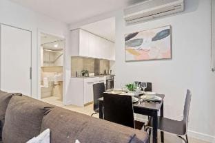 Modern 2BR City Retreat, Prime Melbourne CBD Vacation rental in Melbourne