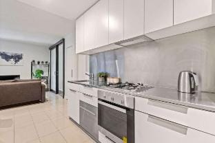 Modern 2BR City Retreat, Prime Melbourne CBD Vacation rental in Melbourne