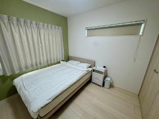B.JR京都站两站地十分钟，大津站免费接送（步行至大津站10分钟），免费停车场（要预约） Vacation rental in Kyoto