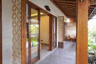 Tropical Modern Guest House in Canggu  Vacation rental in North Kuta