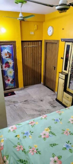 Get a safe and comfortable stay near EM bypass Vacation rental in Kolkata
