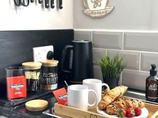 Leeds 3 bedroom family home. Sleeps 5. Parking. Vacation rental in Leeds