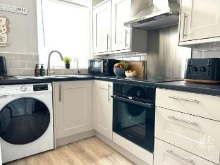 Leeds 3 bedroom family home. Sleeps 5. Parking. Vacation rental in Leeds