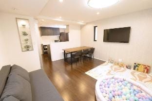 Happy Home 東十条駅徒歩7分 池袋駅直通5分 子ども大喜びの滑り台と無料駐車場付き一軒家 Vacation rental in Saitama Prefecture