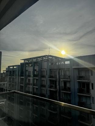Chic Unit w/Balcony - Free wifi netflix@T3 Airport Vacation rental in Pasay