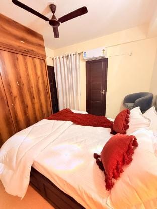 Cayetana Luxury Homestays wid Jacuzzi & Balcony Vacation rental in Jaipur