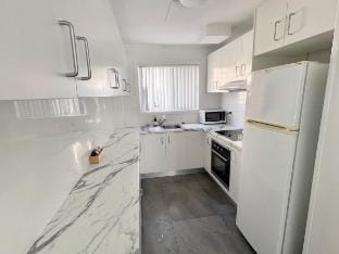 Sunrise Apt 5 · Renovated 2BR · Ground Floor +Pool Vacation rental in Surfers Paradise