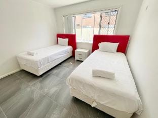 Sunrise Apt 5 · Renovated 2BR · Ground Floor +Pool Vacation rental in Surfers Paradise