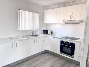 Sunrise Apt 2 · 3BR Family Stay Balcony +Pool View Vacation rental in Surfers Paradise