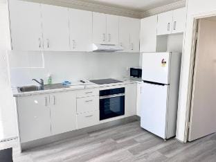 Sunrise Apt 3 · Bright 1BR · Upstairs · Pool View Vacation rental in Surfers Paradise