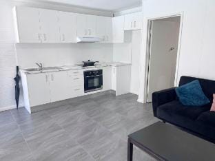 Sunrise Apt 4 · Cozy 1BR · Poolside Escape Vacation rental in Surfers Paradise