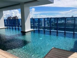 Central Cozy Suite @ IT Park w/ Gym, Pool, Netflix Vacation rental in Lapu-Lapu City