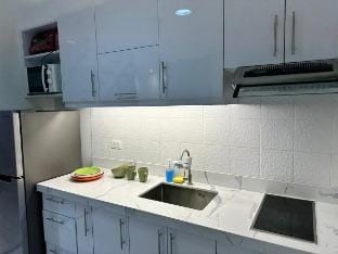 60-SQM Loft w/ Makati View | Pool & Gym Access Vacation rental in Pasay