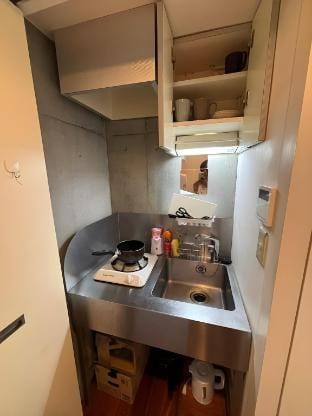 west16 新宿まで1駅/駅徒歩9分/コンビニ2分/PokeMonと暮らすデザイナーズルーム Vacation rental in Shibuya