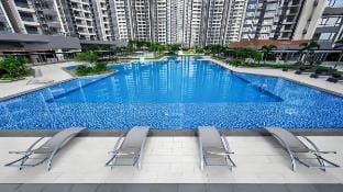 R&F Sea View 2BR New Luxury Design 1CP Netflx 5pax Vacation rental in Johor Bahru