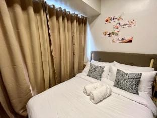 Luxury Stay in Ayala Makati| Air Res w/ Balcony Vacation rental in Makati