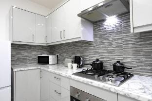 Spacious 5 Bed 3 Bath, Sleeps 11, WIFI, Parking,  Vacation rental in Leicester